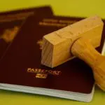 pasaportes - sobre mesa - visa de estudios - vida de nómada