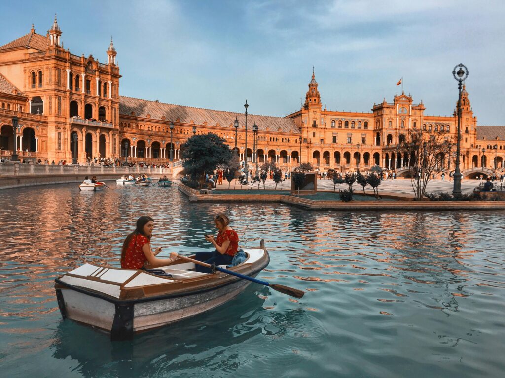 dos personas en bote en Plaza de España, Sevilla.