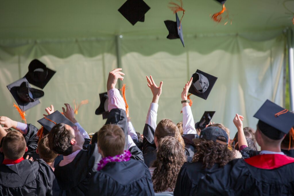 estudiantes celebrando su graduación - vida de nómada - estudia en España